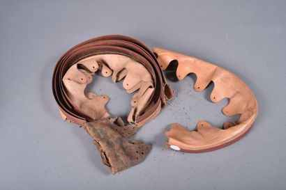 Cinq intérieurs de casque en cuir brun et...