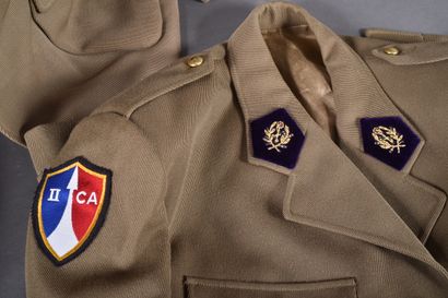 Trois vareuse d’officier en drap jaspé. Une...