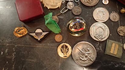 Lot de médailles de table en bronze et alliage...