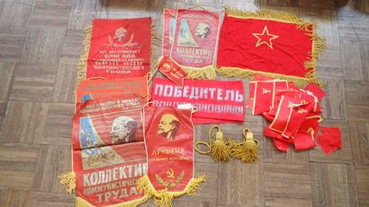 URSS. Fort ensemble composé de neuf fanions...