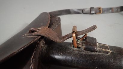Etui en cuir pour hache de sapeur. Boucle...