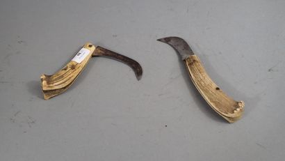 Deux couteaux à greffer, manche en bois de...