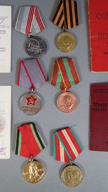 URSS. Ensemble composé de quatorze éléments...