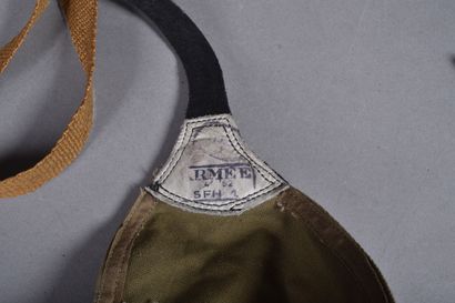 Lot d'équipement militaire : 4 paires du...