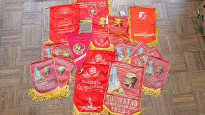 URSS. Ensemble de vingt-et-un fanions communistes...