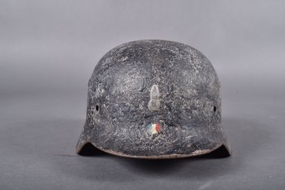Curieuse coque de casque allemand modèle...