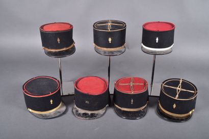 7 képis dont Infanterie et Génie. Petits...