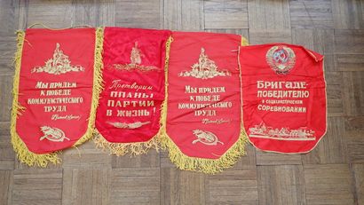 URSS. Ensemble de neuf drapeaux et de fanions...
