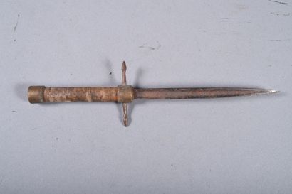 Fr. Curieux stylet artisanal. Poignée ronde...