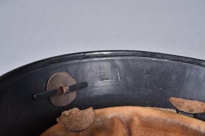 Casque allemand mod 33, peint en noir de...