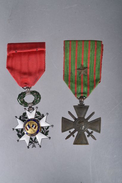 FRANCE. Ensemble composé d’une médaille de...