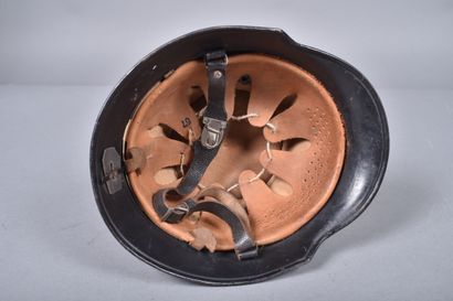 Casque allemand mod 33, peint en noir de...