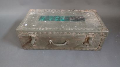 Caisse militaire contenant une hampe de fanion...