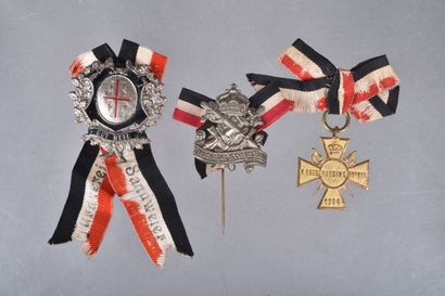 ALLEMAGNE. Lot composé de trois insignes...