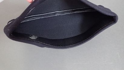 Deux bonnets de Police. BE