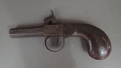 Pistolet à coffre.
Système à percussion.
Canon...