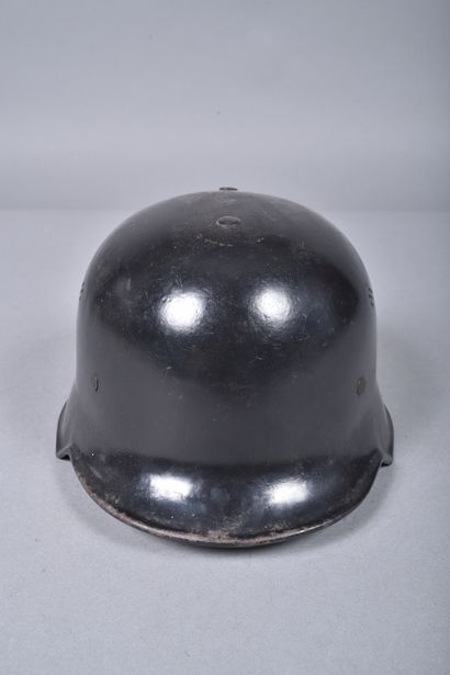 Casque allemand mod 33, peint en noir de...