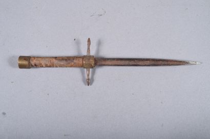 Fr. Curieux stylet artisanal. Poignée ronde...