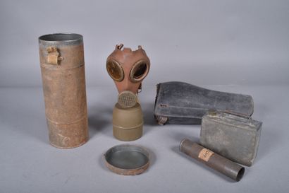 Lot : masque à gaz DP , guêtre en cuir noir,...