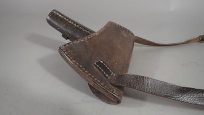 Etui en cuir pour hache de sapeur. Boucle...