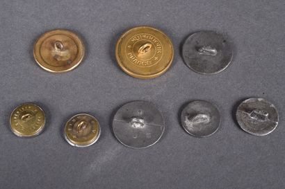 Ensemble de 8 boutons divers, de diverses...
