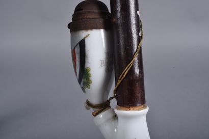 Pipe en porcelaine à décor polychrome à motif...