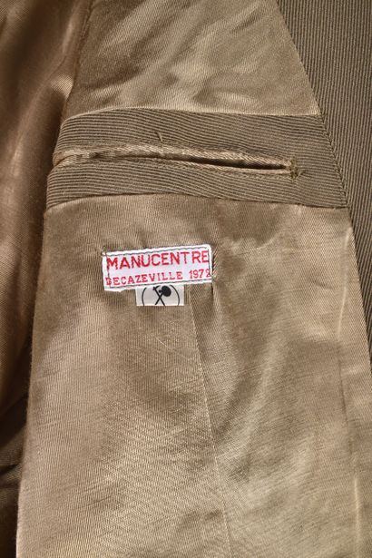 Trois vareuse d’officier en drap jaspé. Une...