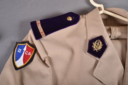 lot comprenant deux uniformes (veste et pantalon)...