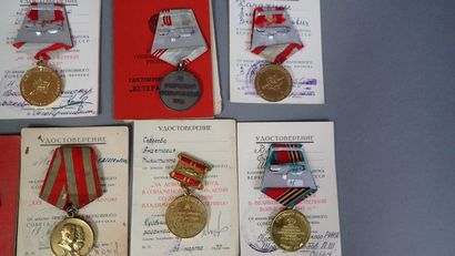URSS. Ensemble composé de treize éléments...