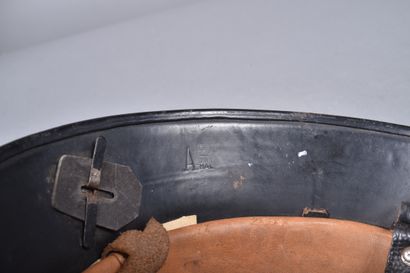 Casque allemand mod 33, peint en noir de...
