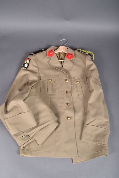 Uniforme de sortie d’un adjudant-chef du...