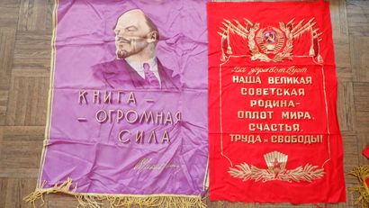 URSS. Fort ensemble composé de neuf fanions...