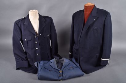 Lot de trois vestes en drap bleu dont une...