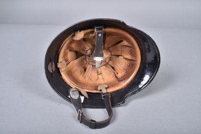 Casque allemand mod 33, peint en noir de...