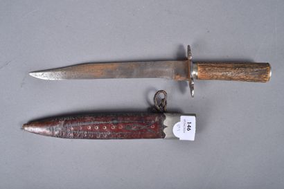 Fort couteau de chasse. La poignée en bois...