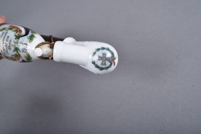 Pipe en porcelaine à décor polychrome à motif...