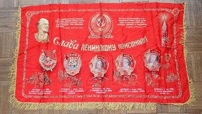 URSS. Ensemble de neuf drapeaux et de fanions...