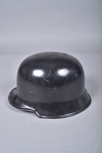 Casque allemand mod 33, peint en noir de...