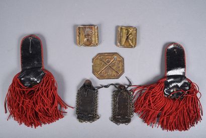 Pompier: Paire d’épaulettes, une plaque de...