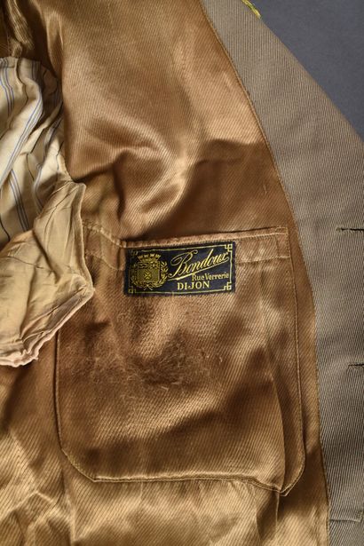Trois vareuse d’officier en drap jaspé. Une...
