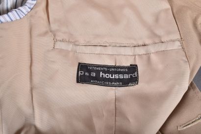 lot comprenant deux uniformes (veste et pantalon)...