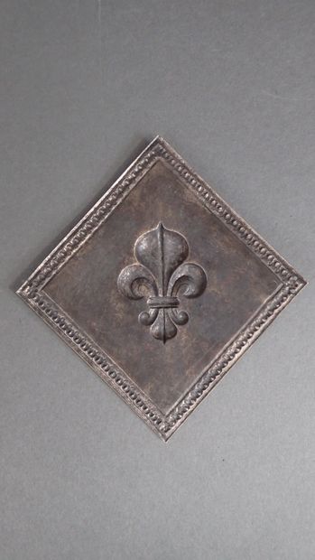 Plaque de shako à la fleur de Lys, en métal...