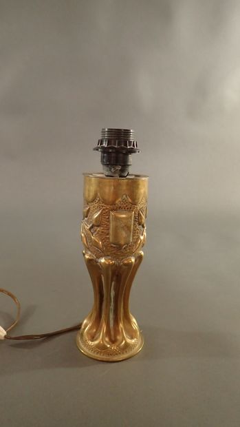 Pied de lampe réalisée avec une douille d’obus...