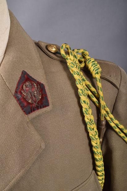 Trois vareuse d’officier en drap jaspé. Une...