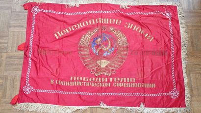URSS. Ensemble de neuf drapeaux et de fanions...