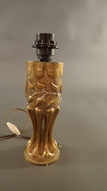 Pied de lampe réalisée avec une douille d’obus...