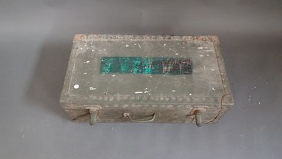 Caisse militaire contenant une hampe de fanion...