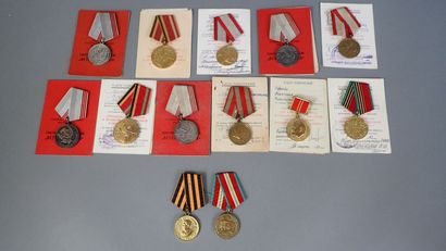 URSS. Ensemble composé de treize éléments...
