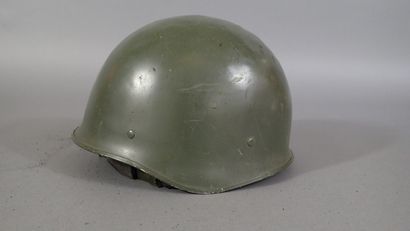 Casque F1, en acier peint kaki et daté 1986,...