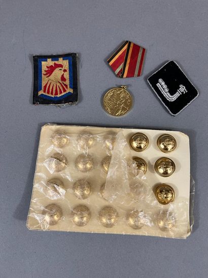 Lot : plaquette de boutons Musicien , patte...